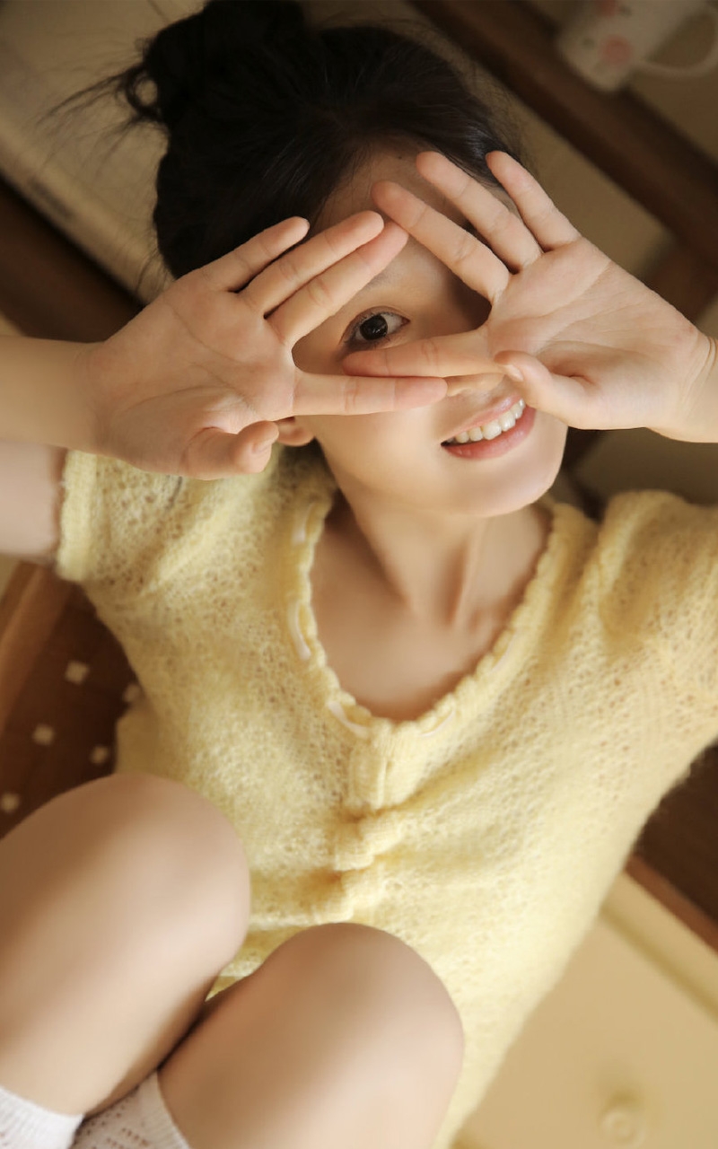 超短裤萌妹子白丝美腿私房写真