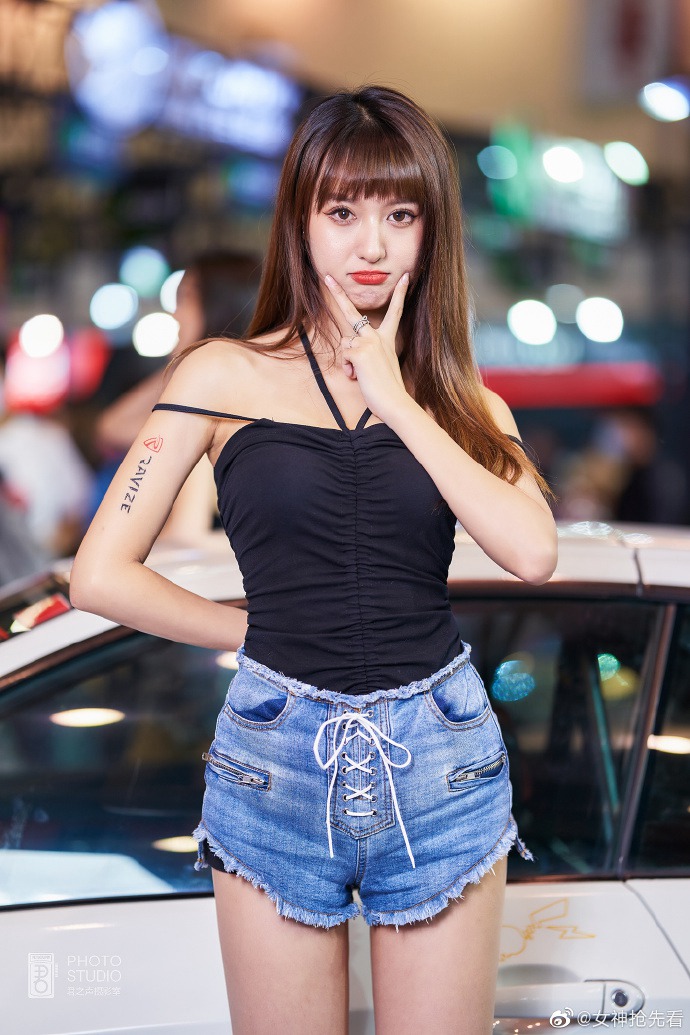 美女车模吊带热裤香肩美腿私拍