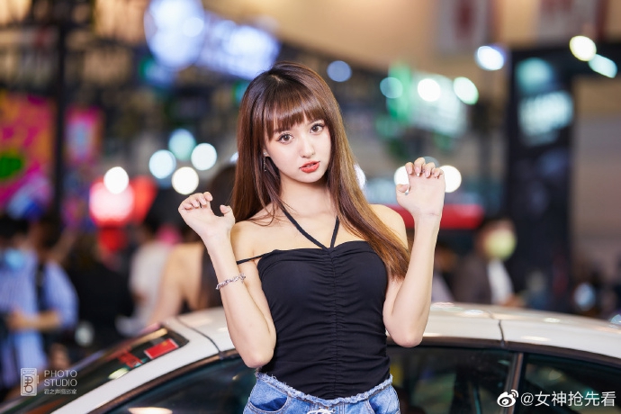 美女车模吊带热裤香肩美腿私拍