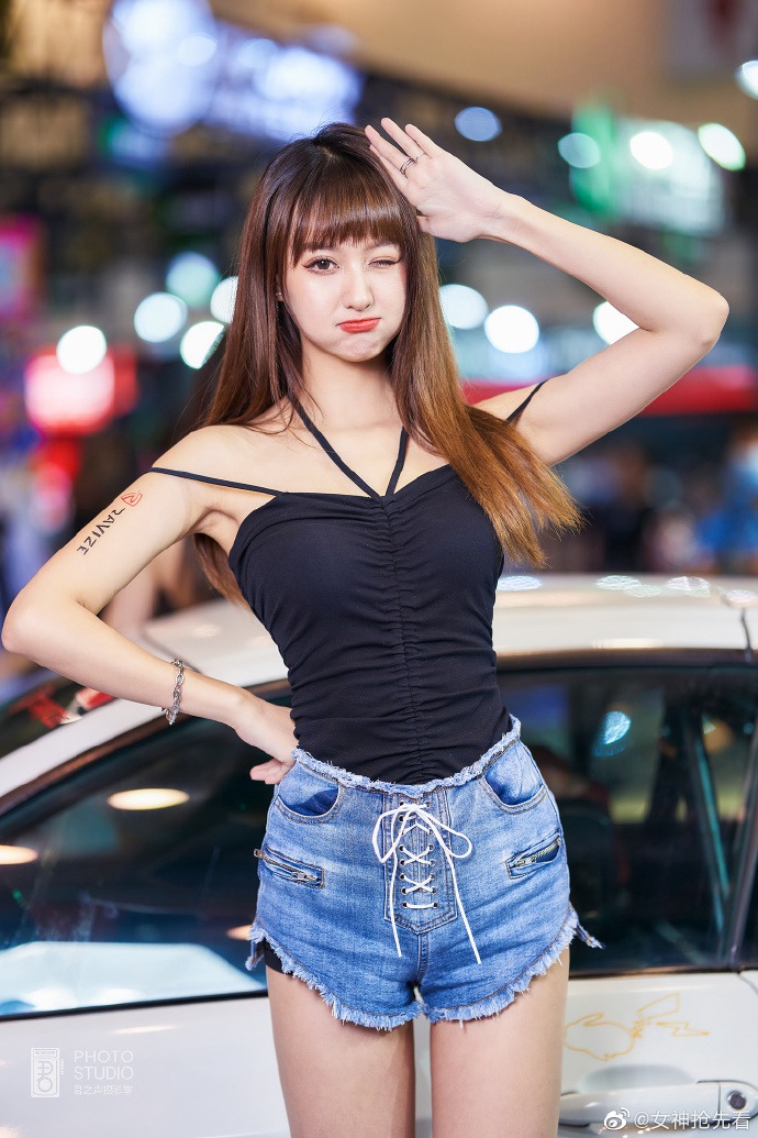 美女车模吊带热裤香肩美腿私拍