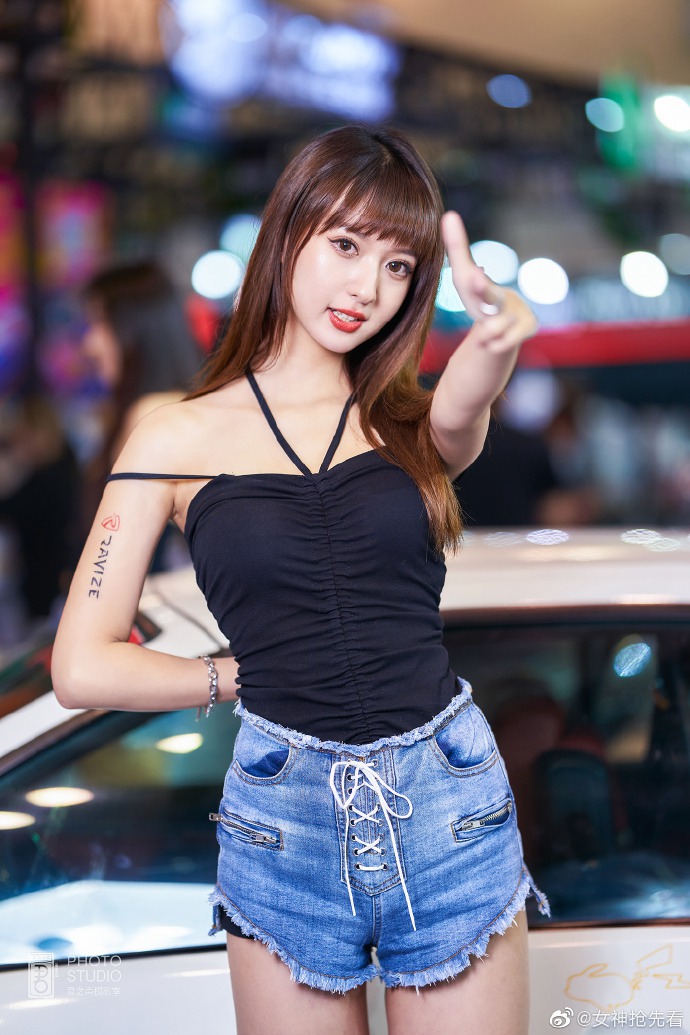 美女车模吊带热裤香肩美腿私拍