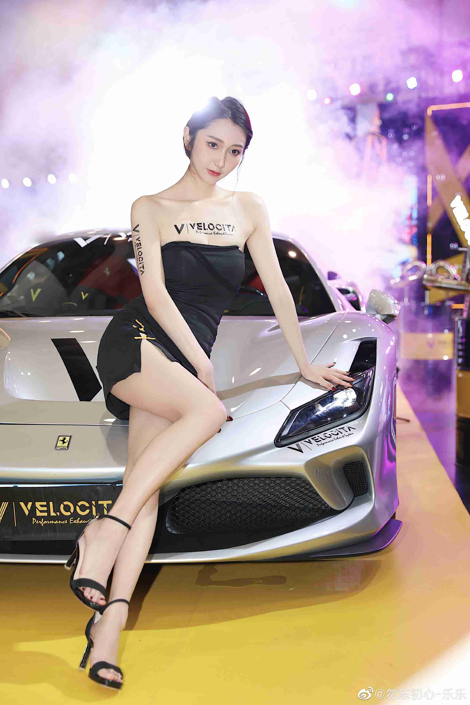 靓丽车模超短裙高跟鞋迷人写真