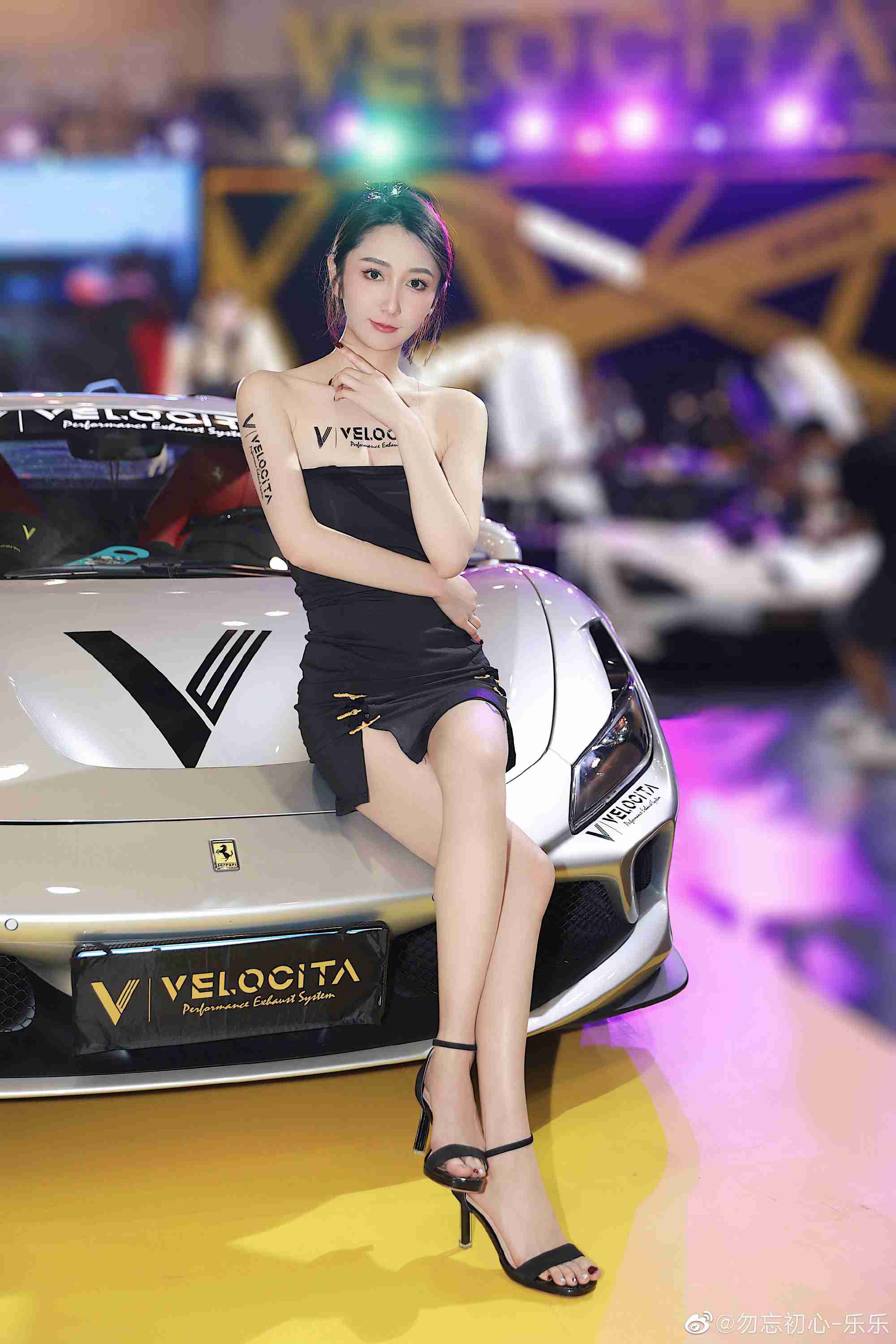 靓丽车模超短裙高跟鞋迷人写真