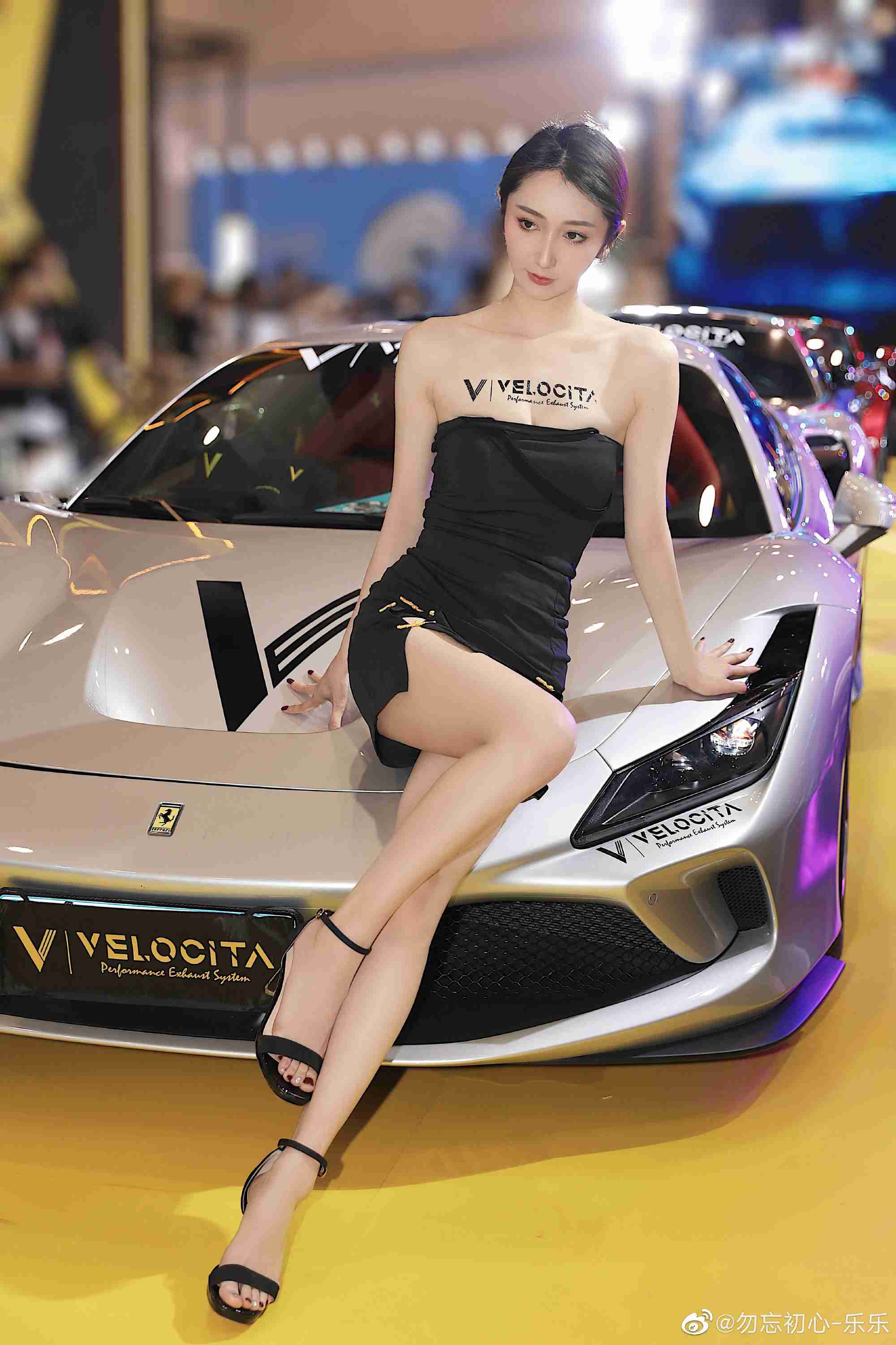 靓丽车模超短裙高跟鞋迷人写真