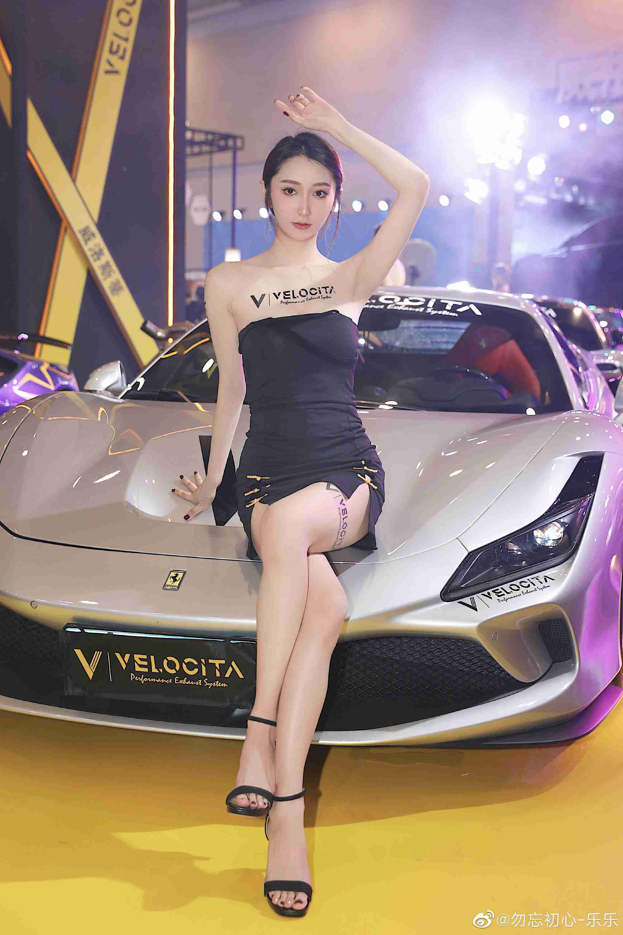 靓丽车模超短裙高跟鞋迷人写真