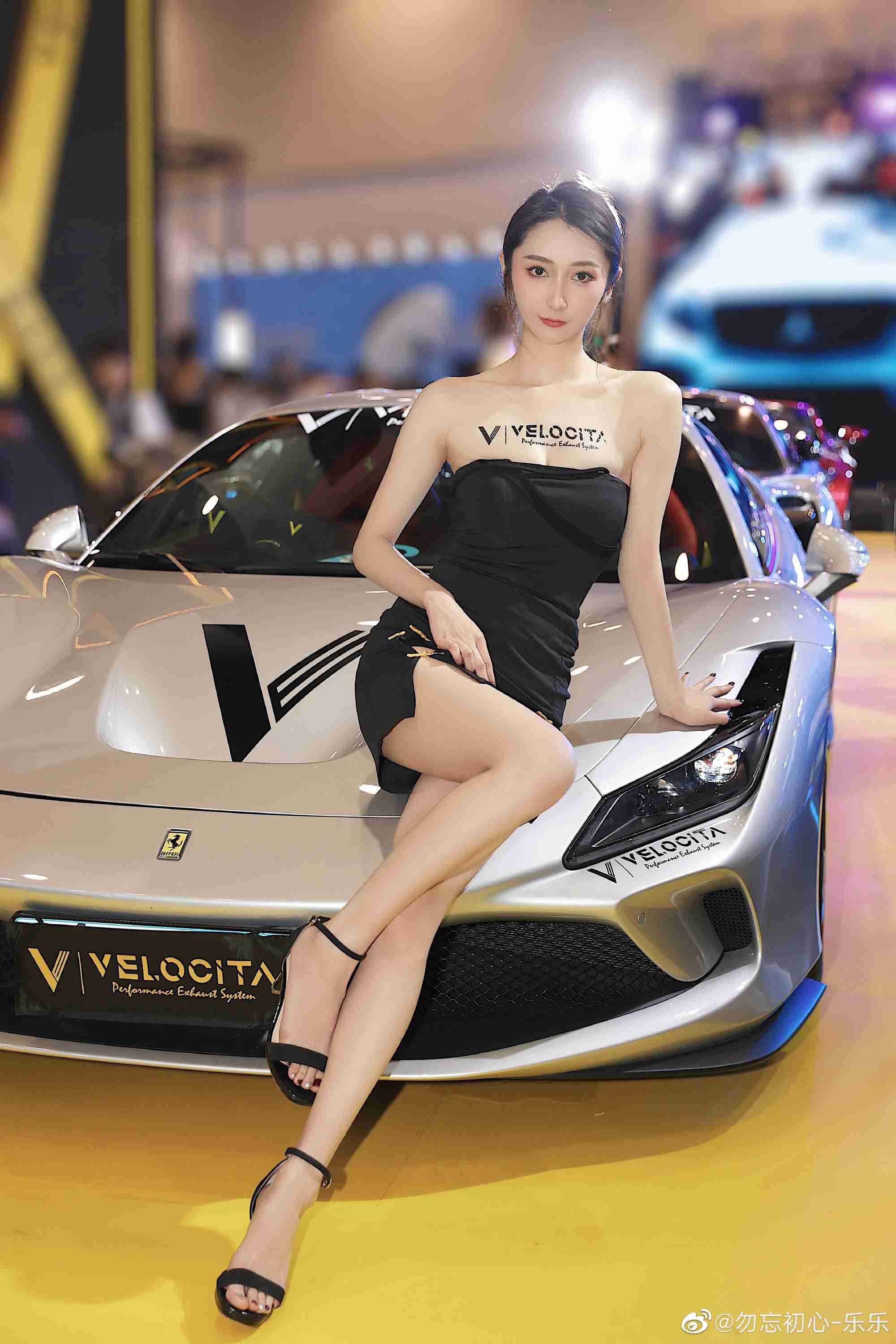 靓丽车模超短裙高跟鞋迷人写真