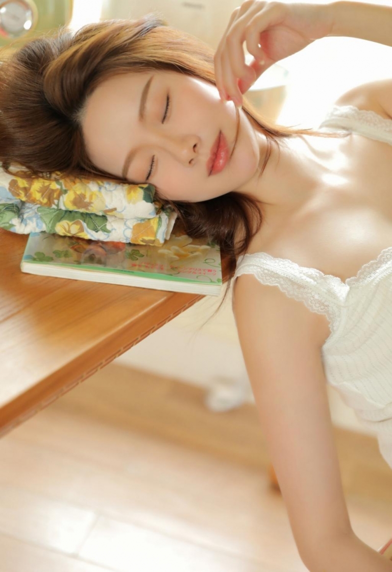 大长腿小姐姐吊带香肩室内写真