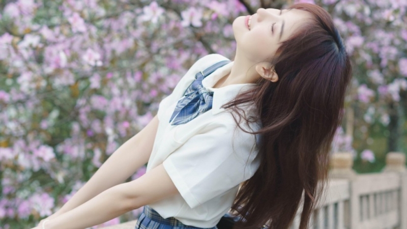 桃花树下制服美女清新脱俗图片