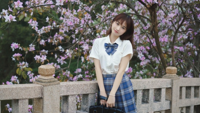 桃花树下制服美女清新脱俗图片
