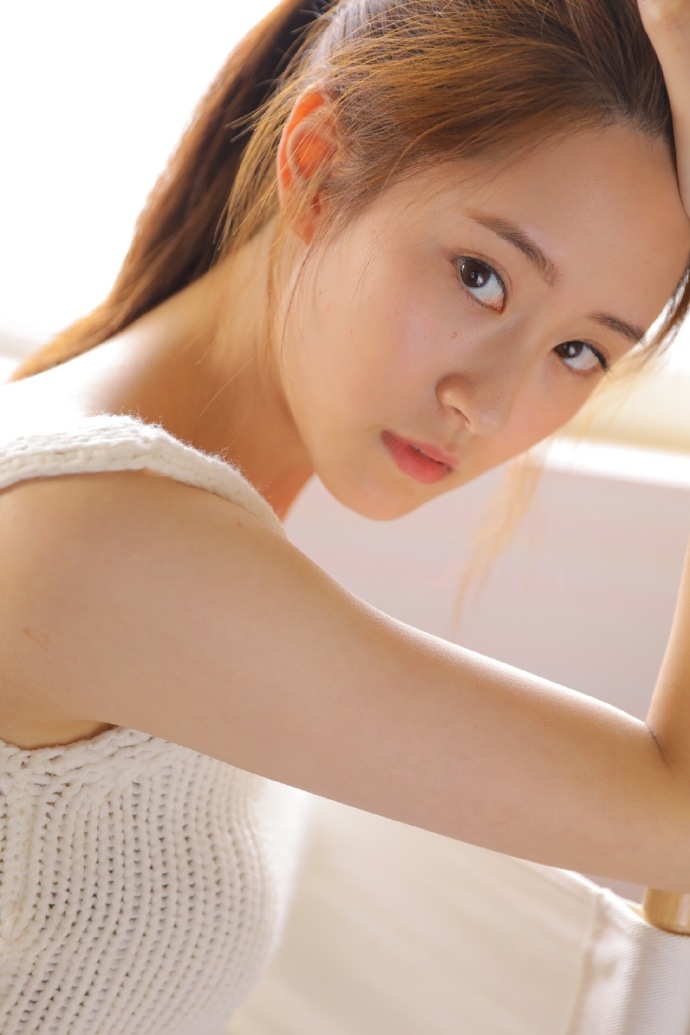 牛仔裤小姐姐吊带香肩精选图片