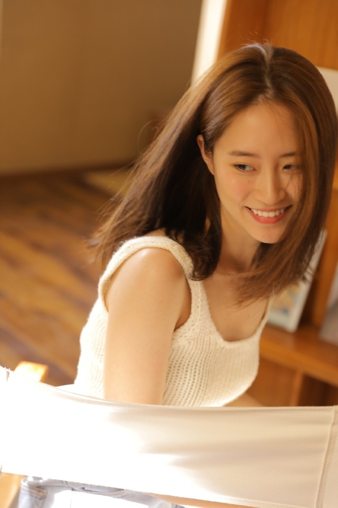 牛仔裤小姐姐吊带香肩精选图片