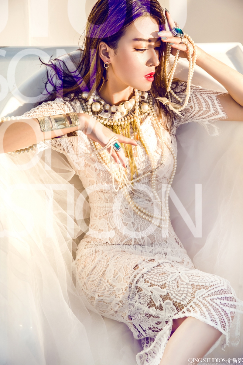 浴缸美女红唇雪肤性感撩人套图