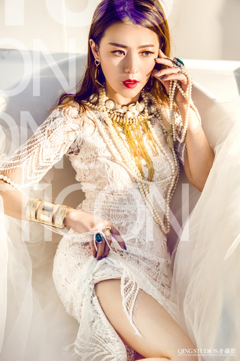 浴缸美女红唇雪肤性感撩人套图