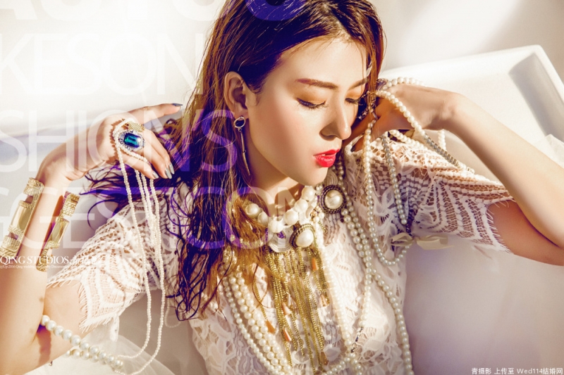 浴缸美女红唇雪肤性感撩人套图