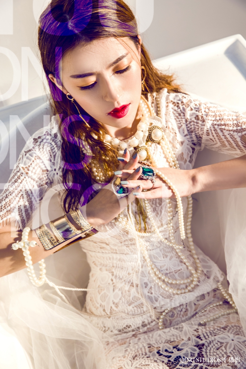 浴缸美女红唇雪肤性感撩人套图