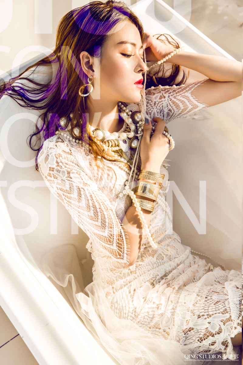 浴缸美女红唇雪肤性感撩人套图