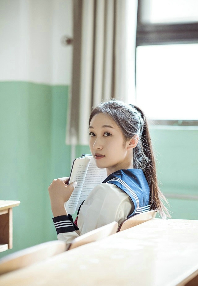 马尾辫美女校花jk制服教室写真
