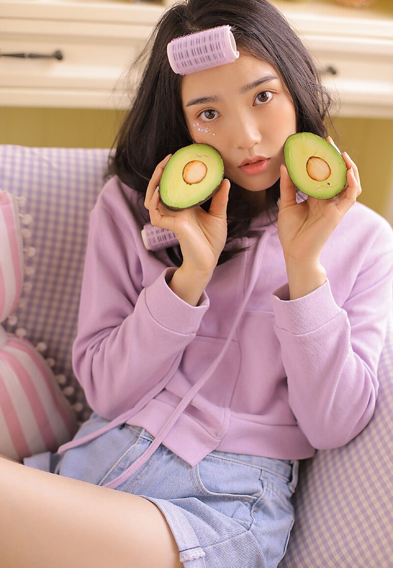 元气少女牛仔热裤美腿玉足写真