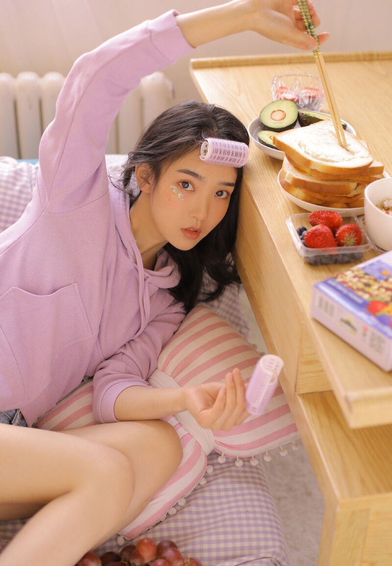 元气少女牛仔热裤美腿玉足写真