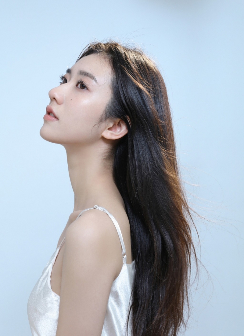 吊带美女圆润香肩精致锁骨图片