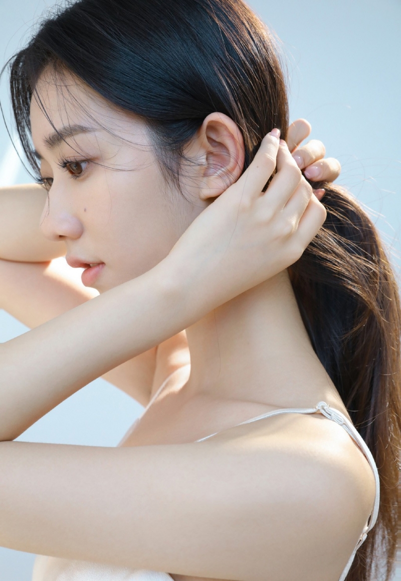 吊带美女圆润香肩精致锁骨图片