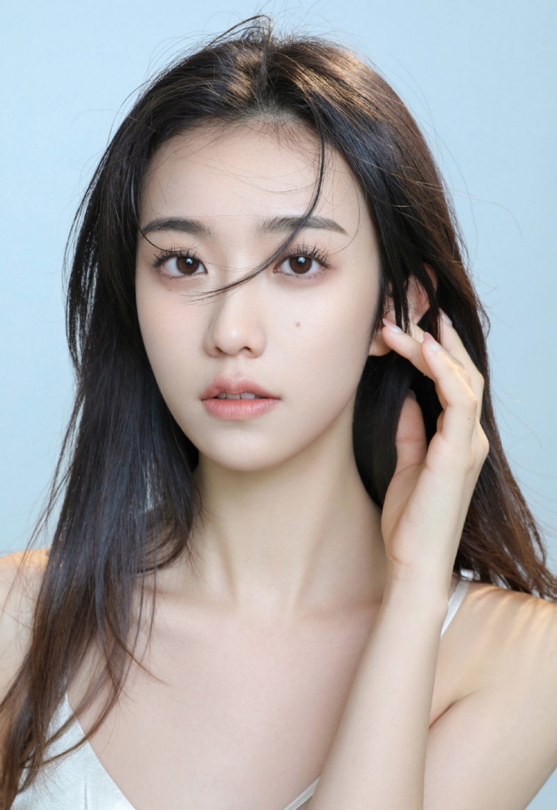 吊带美女圆润香肩精致锁骨图片