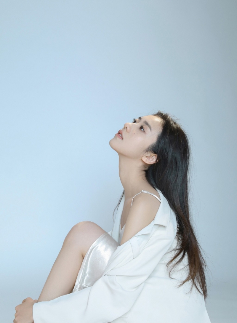 吊带美女圆润香肩精致锁骨图片