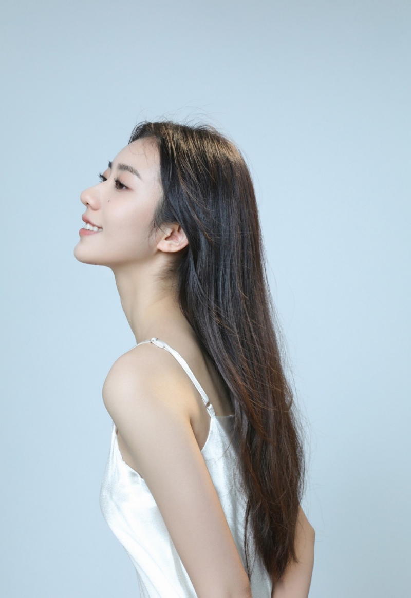 吊带美女圆润香肩精致锁骨图片