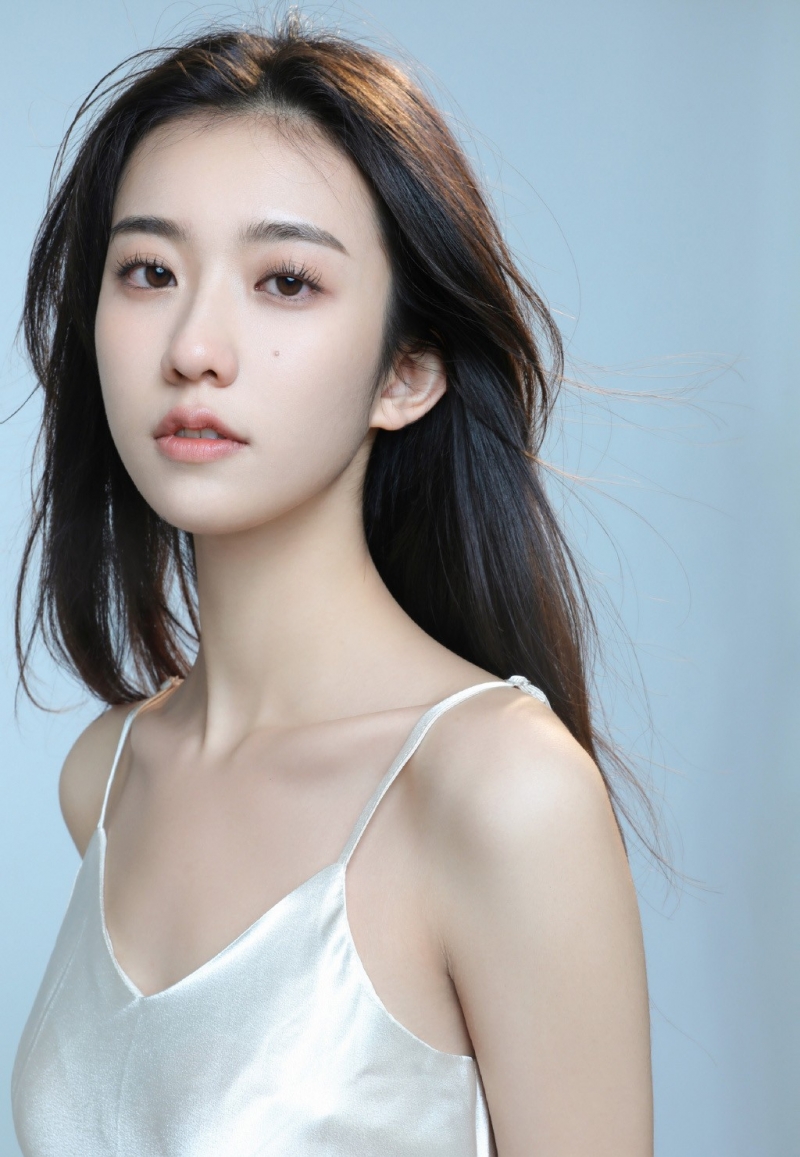 吊带美女圆润香肩精致锁骨图片