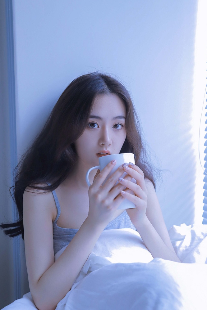 白嫩美女吊带香肩室内个人写真