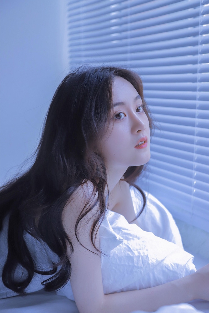 白嫩美女吊带香肩室内个人写真