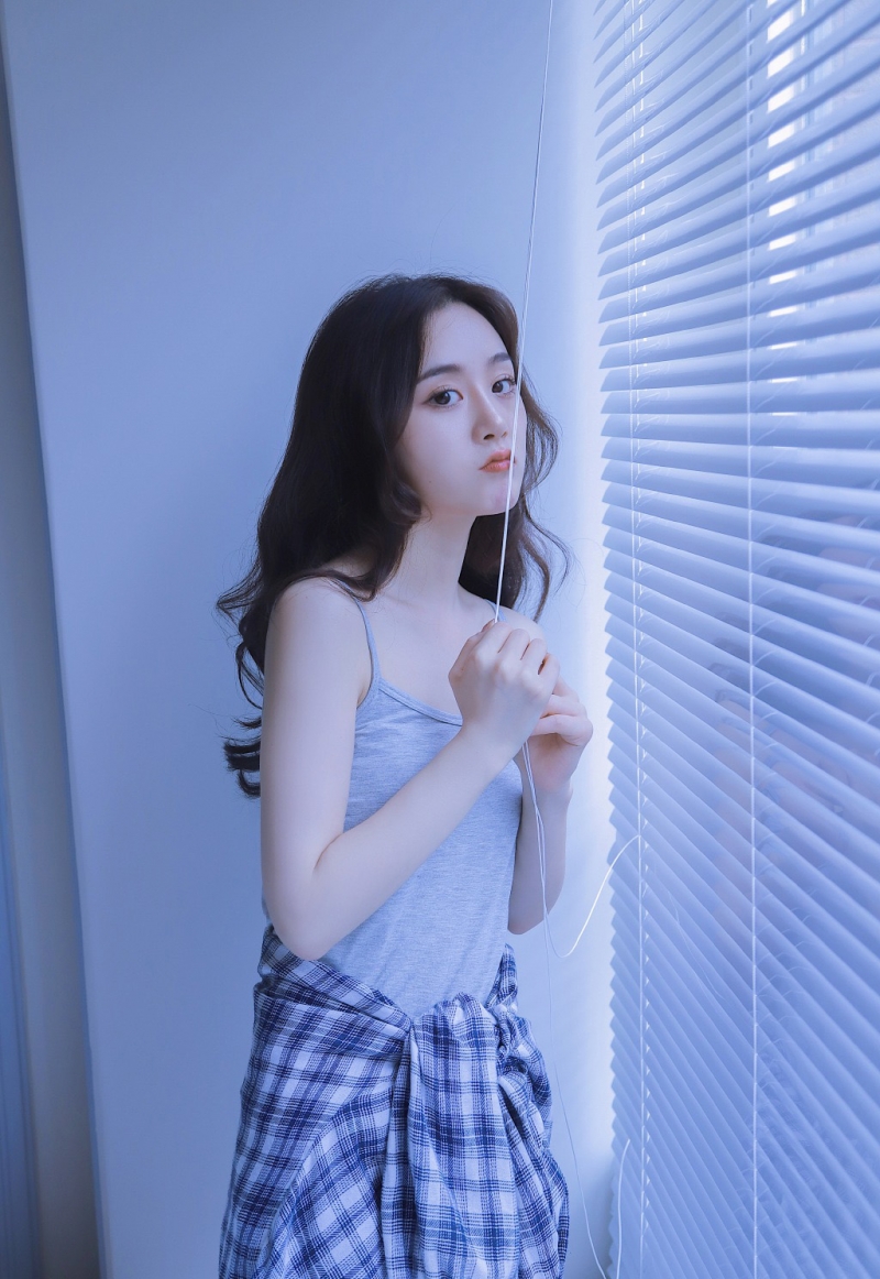 白嫩美女吊带香肩室内个人写真