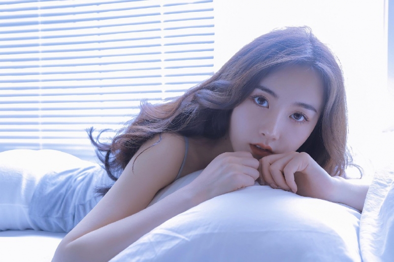 白嫩美女吊带香肩室内个人写真