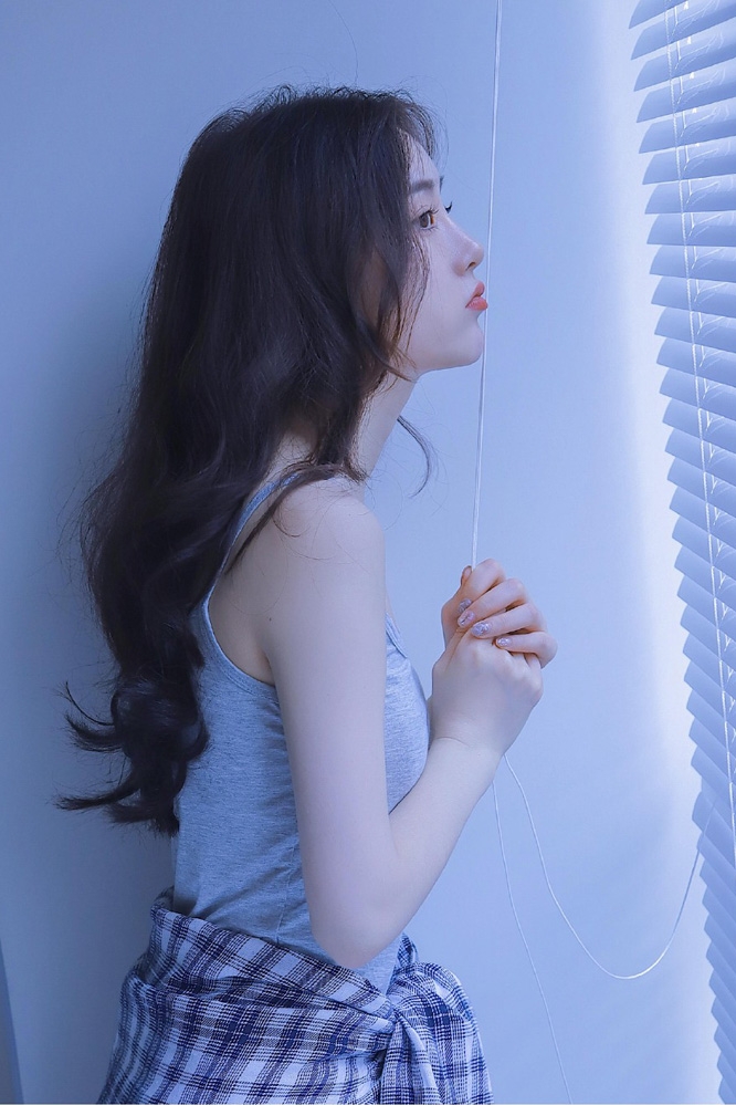 白嫩美女吊带香肩室内个人写真