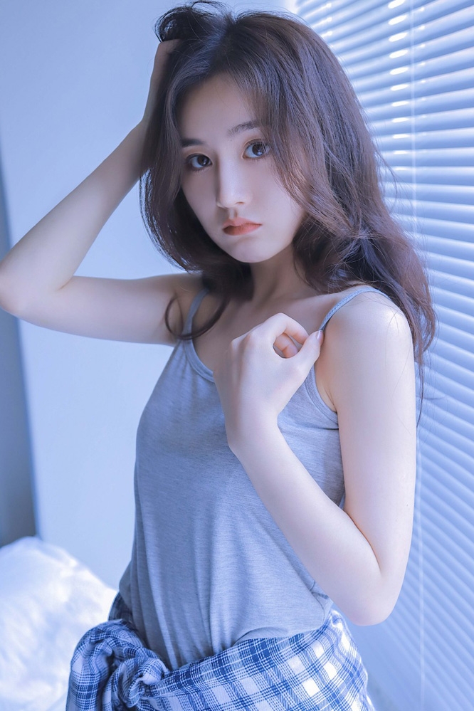 白嫩美女吊带香肩室内个人写真