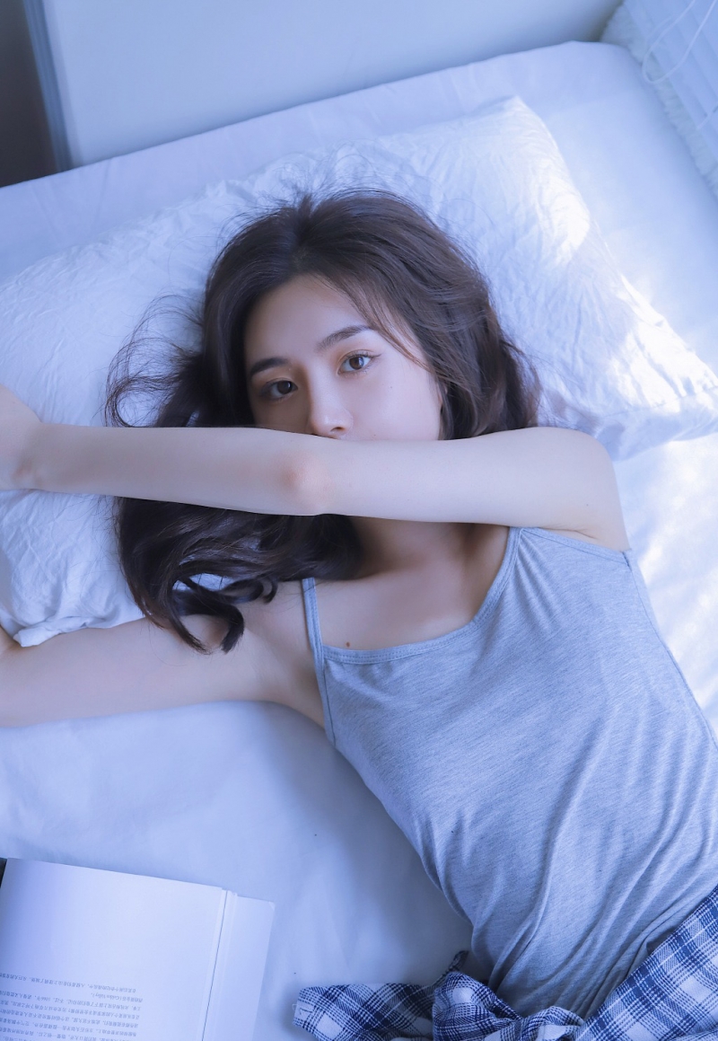 白嫩美女吊带香肩室内个人写真