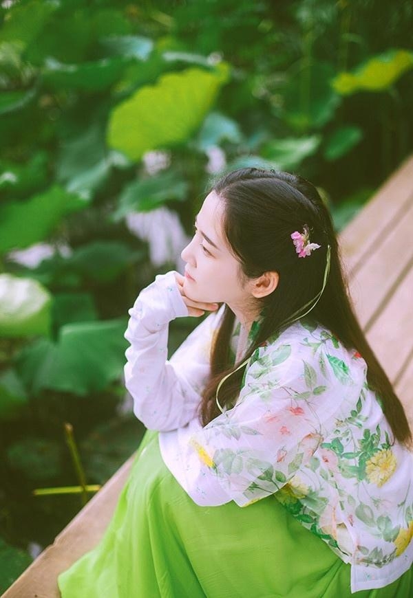 荷塘边的汉服少女清新脱俗图片