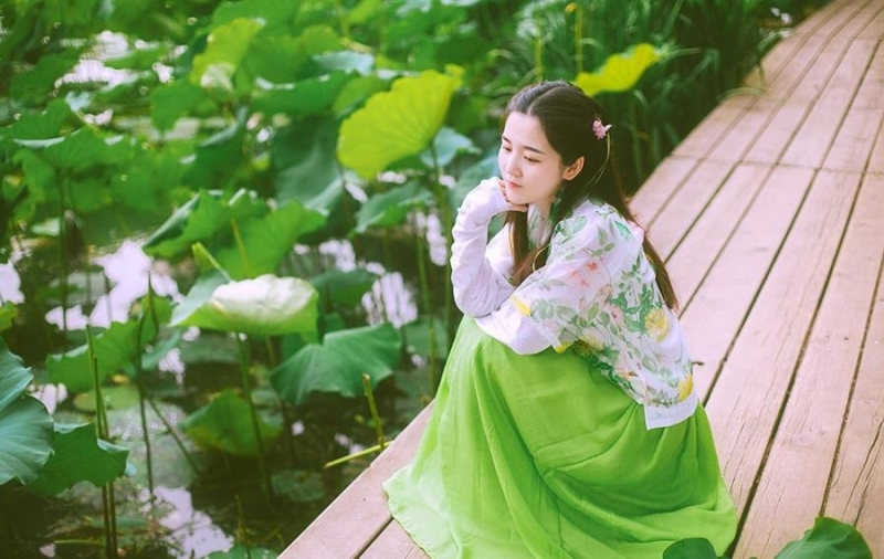 荷塘边的汉服少女清新脱俗图片