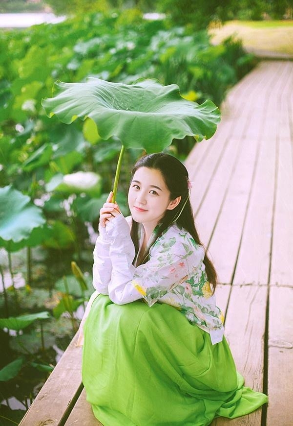 荷塘边的汉服少女清新脱俗图片