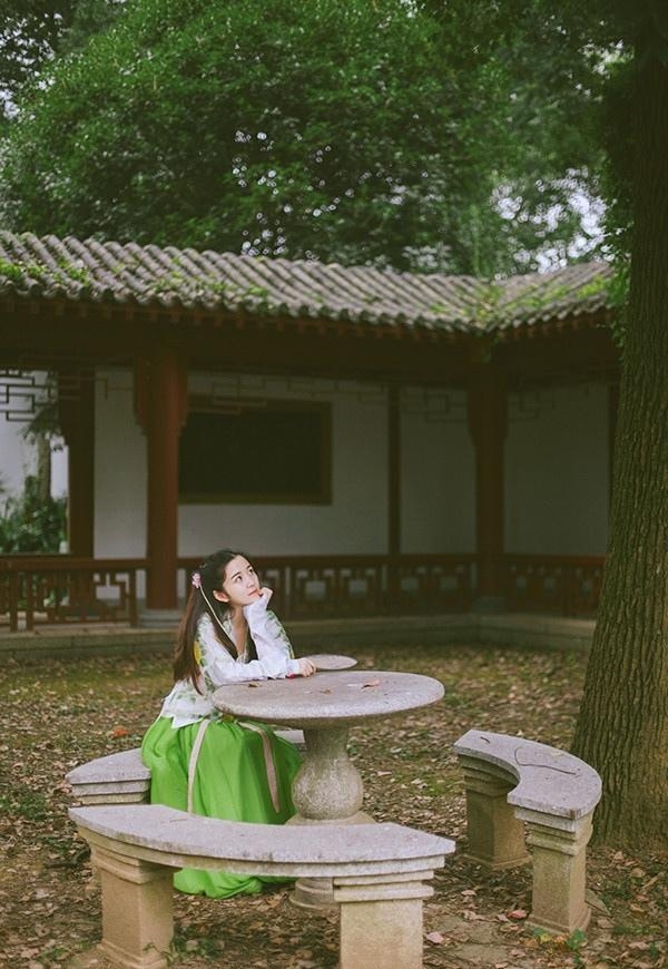 荷塘边的汉服少女清新脱俗图片