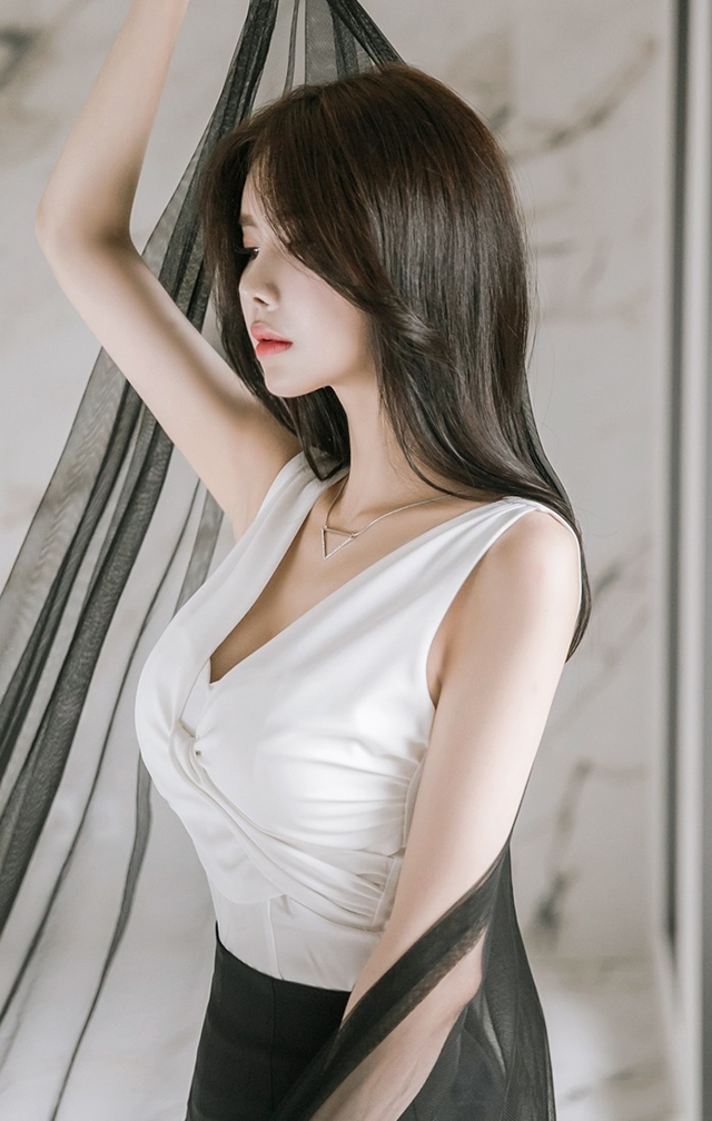 低胸美女高开叉长裙性感好身材