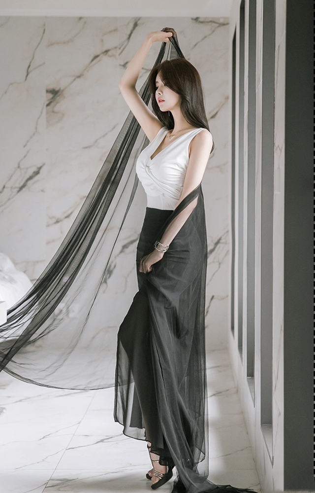 低胸美女高开叉长裙性感好身材