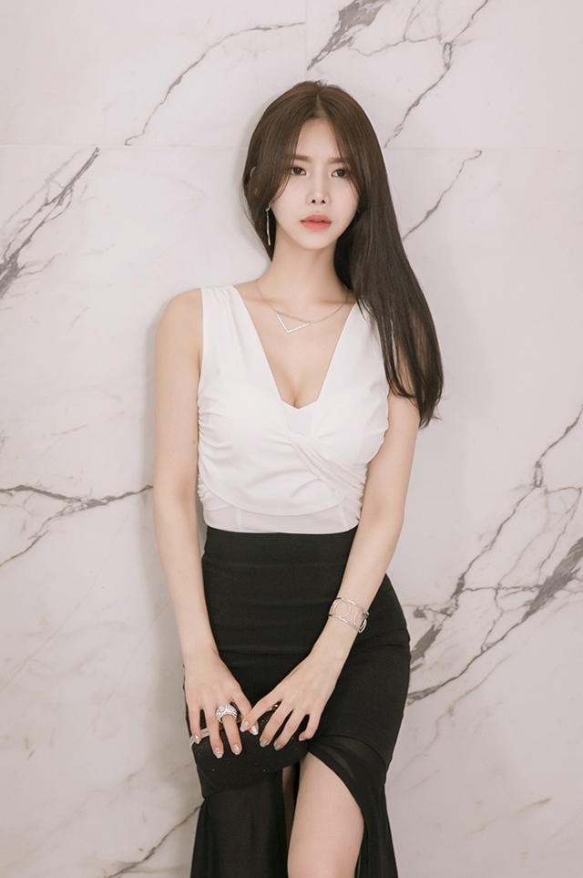 低胸美女高开叉长裙性感好身材