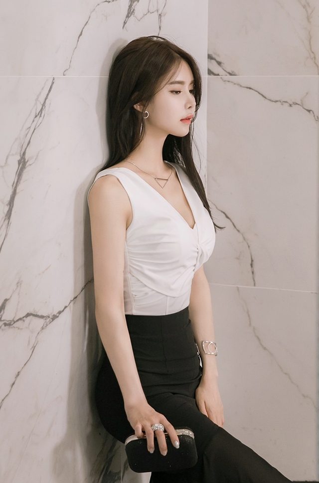 低胸美女高开叉长裙性感好身材