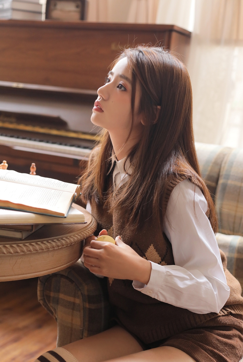 长发美女日系制服清新可人写真