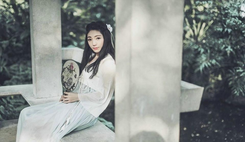 古装美女手执罗扇娇俏可人图片