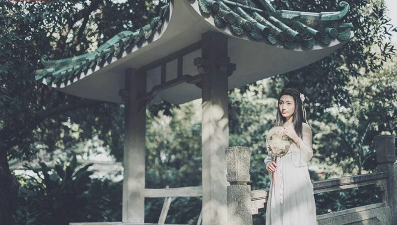 古装美女手执罗扇娇俏可人图片