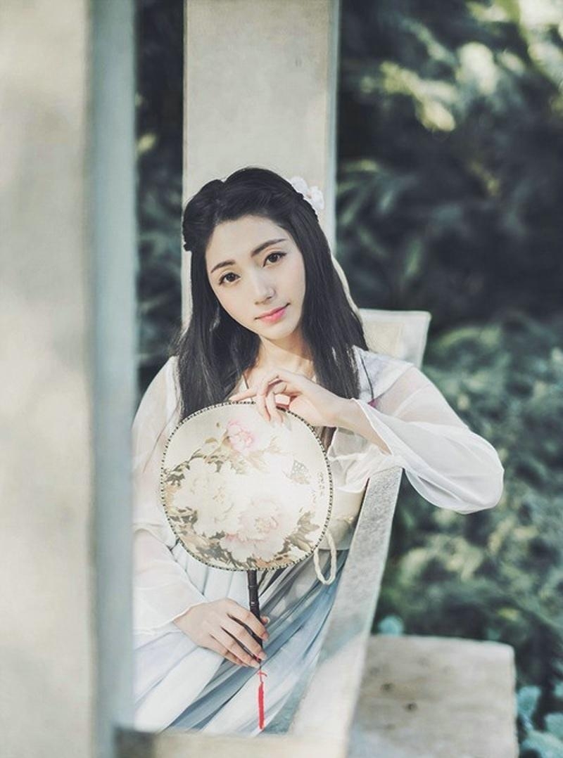 古装美女手执罗扇娇俏可人图片