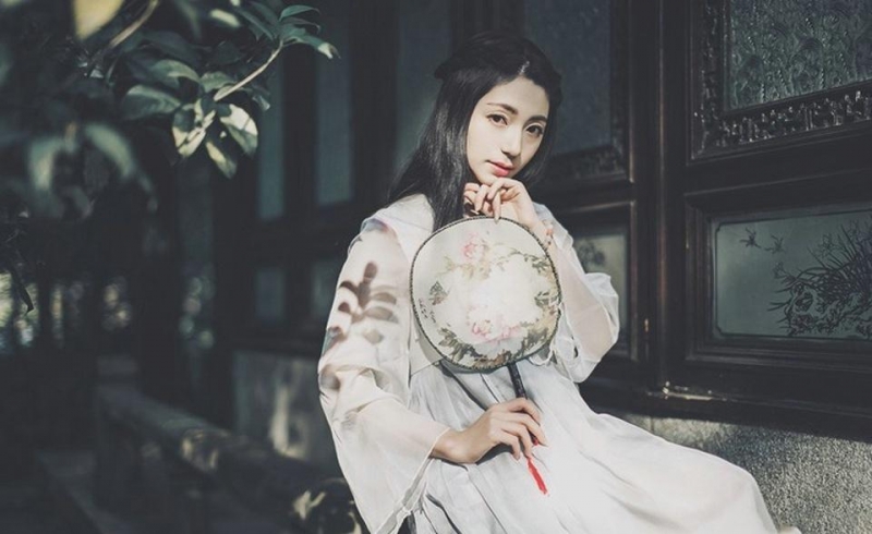 古装美女手执罗扇娇俏可人图片