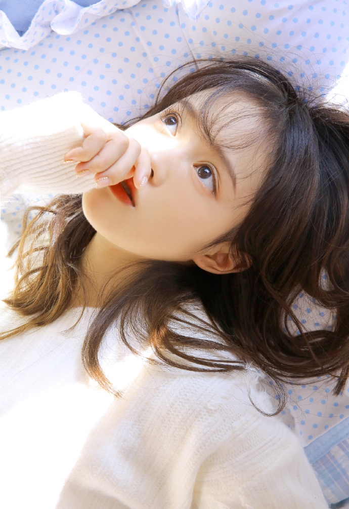 阳光下的大眼萌妹白丝美腿图片